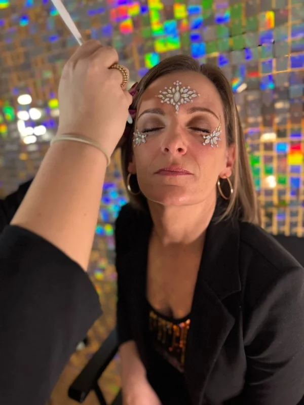 Glitterbar auf einem Event mit Gesichtssteinen. Glitterbar mieten für Events.